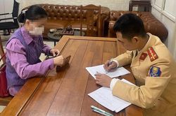 Xử phạt nữ tài xế vi phạm nồng độ cồn trên phố Hà Nội