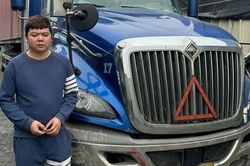 Tạm giữ lái xe container đi vào đường cấm, đâm ô tô tuần tra của CSGT