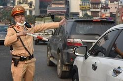 Cảnh sát giao thông Hà Nội ra quân hướng dẫn đi đúng làn trên các cầu dẫn vào trung tâm thành phố