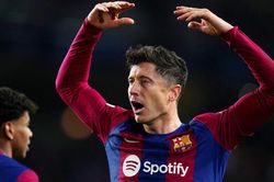 Lewandowski ghi bàn, Barcelona 'thổi văng' Napoli để đi tiếp ở Cúp C1; sao trẻ 17 tuổi đi vào lịch sử CLB