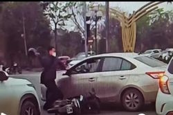 Người đàn ông đập vỡ kính ôtô sau va chạm giao thông