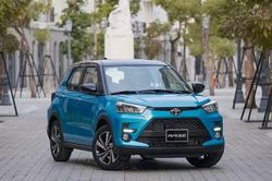Raize bán chạy nhất Toyota, nhưng... 'chạy lùi' ở thị trường ôtô Việt