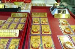 Phát sốt vì giá vàng rơi thẳng đứng