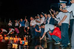 Thả đèn hoa đăng tưởng nhớ đồng đội trong trận chiến Gạc Ma