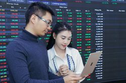 Giá vàng sụp đổ, VN-Index có phiên khởi sắc nhất từ đầu năm