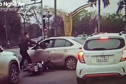 Người đàn ông tháo mũ bảo hiểm đập vỡ kính xe ô tô sau va chạm giao thông