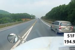 Tài xế ô tô bất chấp biển cấm, vượt ẩu trên cao tốc Cam Lộ - La Sơn