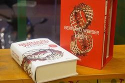 Nhà văn Bernard Werber giao lưu với bạn đọc Việt Nam