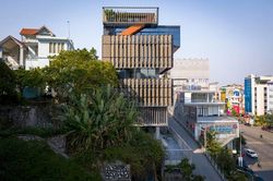 Chiêm ngưỡng biệt thự view biển trên sườn dốc ở Hạ Long
