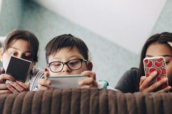 Tin tức Đời sống 14/3: Nguy cơ thoái hóa khớp ở trẻ nhỏ vì smartphone