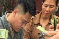 Người bán trứng kể về giây phút phát hiện chiếc túi lạ chứa tiền tỉ trên xe