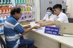 Cần một mức sàn lương hưu để người về hưu sống được bằng lương