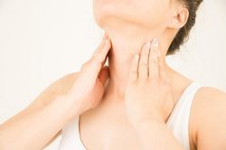 4 thói quen dễ gây nếp nhăn ở cổ cần tránh ngay