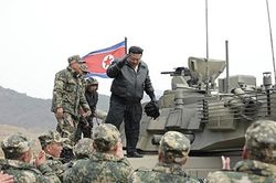 Ông Kim Jong-un lái xe tăng mới 'ra lò' của Triều Tiên