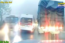 Liều lĩnh vượt ẩu trên đường đèo sương mù, ô tô gây tai nạn