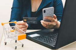 Nâng cấp thẻ tín dụng online, người đàn ông tá hỏa khi mất 100 triệu đồng