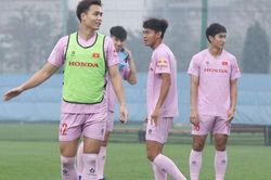 HLV Troussier dùng 'chiêu lạ' cho đội tuyển Việt Nam trước ngày đấu Indonesia