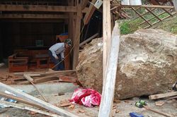 Nổ mìn khiến đá lăn sập nhà dân