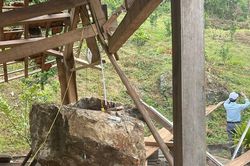 Nhà máy xi măng nổ mìn khai thác đá làm sập nhà dân ở Quảng Nam