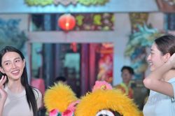 Hoa hậu Thùy Tiên và Lương Thùy Linh 'nhập môn' múa lân sư rồng