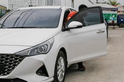 Cách mở cửa ô tô an toàn, tránh gây tai nạn