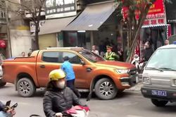Hà Nội: Bị công an kiểm tra lỗi dừng đỗ, tài xế rồ ga gây tai nạn bỏ chạy hàng chục km