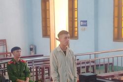 Lãnh 18 tháng tù vì tàng trữ trái phép vũ khí quân dụng