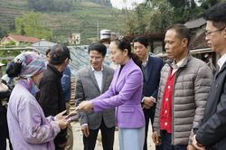 Bắc Hà thăm hỏi, hỗ trợ gia đình bị cháy nhà tại xã Na Hối