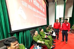Cán bộ, chiến sĩ Trại giam Tân Lập tham gia chương trình 'Giọt hồng Đất mẹ'