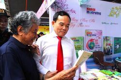 Phó Thủ tướng Trần Lưu Quang giao nhiệm vụ cho Tạp chí Kinh tế Môi trường tại Hội báo toàn quốc 2024