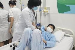 Huy động nguồn lực điều trị bệnh nhân vụ nghi ngộ độc cơm gà