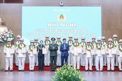Sắc phục CAND và màu áo xanh thanh niên ngày càng được nhân dân tin yêu