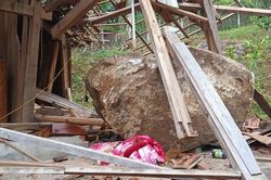 Nổ mìn khiến tảng đá gần 4 tấn đè sập nhà dân ở Quảng Nam
