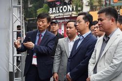 Quận Hoàn Kiếm và Hiệp hội giáo dục Hàn Quốc phối hợp tổ chức trải nghiệm chữa cháy, cứu nạn, cứu hộ