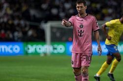 Bị fan Ronaldo khiêu khích, Messi lạnh lùng đáp trả bằng một hành động không thể 'ngầu' hơn