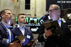 Chứng khoán Mỹ giảm tuần thứ hai liên tiếp vì nỗi lo lạm phát, giá dầu tăng, bitcoin tụt dưới 70.000 USD