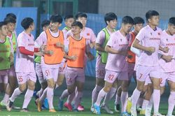 HLV Troussier rời đội U23, dồn sức cùng đội tuyển Việt Nam đấu Indonesia
