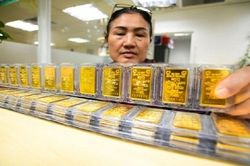 Giá vàng cuối tuần đảo chiều giảm nhẹ xuống gần mức 81 triệu đồng/lượng