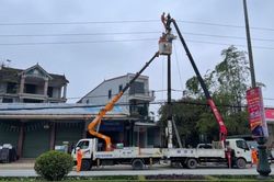 Công ty Điện lực Hà Tĩnh đồng bộ các giải pháp nâng cao chất lượng điện năng trong mùa nắng nóng 2024