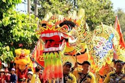 Hàng ngàn người xuống phố xem 'con rồng lớn nhất Việt Nam'