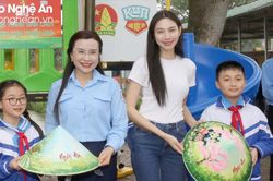 Học sinh Nghệ An trao tặng nón lá xứ Nghệ cho hoa hậu Thùy Tiên