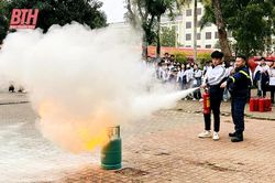 Tuyên truyền, trải nghiệm, thực hành PCCC và CNCH cho học sinh Trường THPT Hàm Rồng