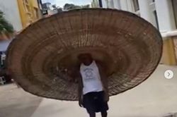Chiếc mũ che được cả thế giới