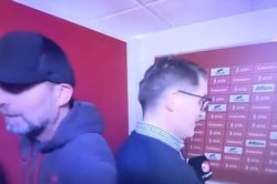 Bị 'hỏi xoáy' sau thất bại trước MU, HLV Klopp nổi cơn thịnh nộ, quát lớn với cả truyền thông