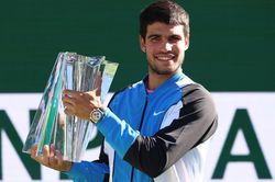 Đánh bại Medvedev, Alcaraz bảo vệ thành công chức vô địch ở Indian Wells, lập cột mốc đặc biệt