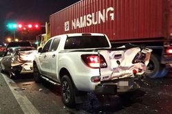 Xe container tông dồn toa cả loạt ô tô dừng đèn đỏ