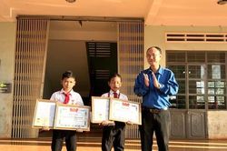 Hai em nhỏ ở Gia Lai cứu người đuối nước nhận huy hiệu Tuổi trẻ dũng cảm