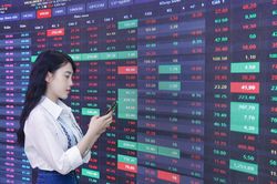 Dòng tiền ồ ạt vào chứng khoán, 47 nghìn tỷ đồng trao tay, VN-Index giảm 20 điểm