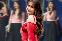 Hòa Minzy mặt mộc tập văn nghệ tại quê nhà, nhan sắc cam thường ra sao?