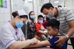 Hàng nghìn người ở TP.HCM đi tiêm vaccine dại